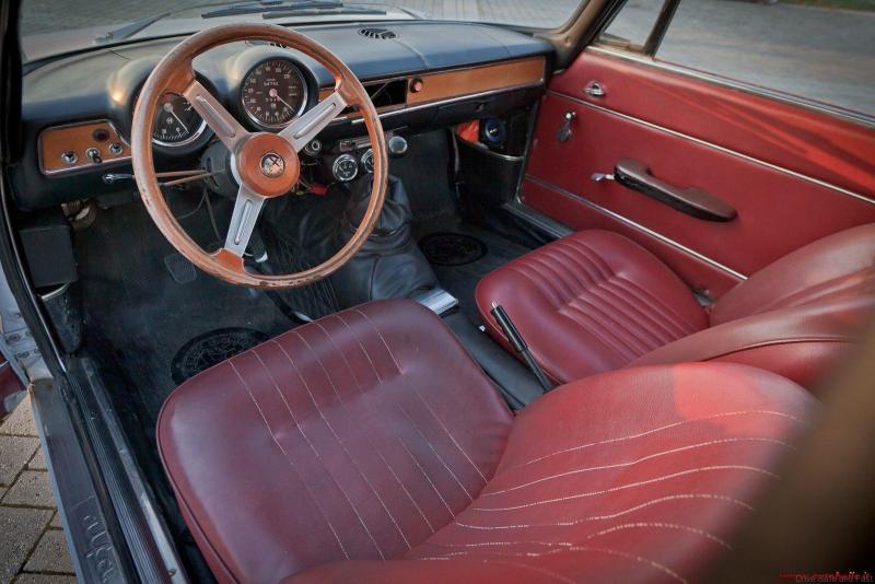 Alfa-Romeo-GT-Junior-1600-1973interior.jpg