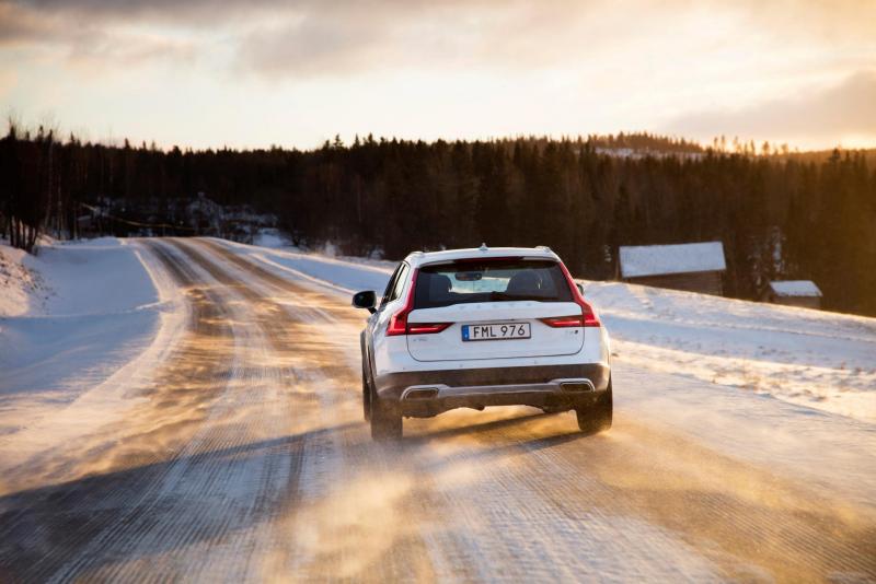 203104_Volvo_V90_Cross_Country.jpg