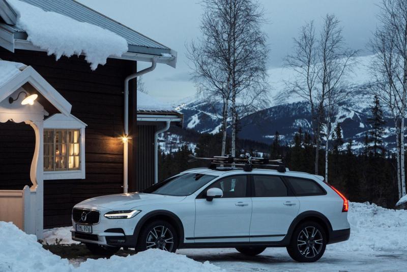 203736_Volvo_V90_Cross_Country_by_the_Get_Away_Lodge.jpg