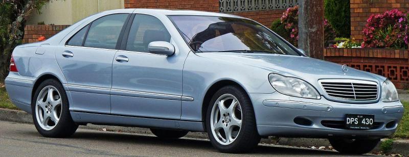2001_Mercedes-Benz_S_430_(W_220)_sedan_(2010-09-23)_01.jpg