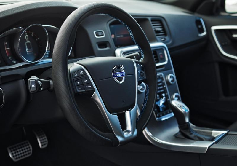 213017_Volvo_V60_Bursting_Blue.jpg