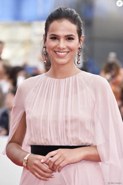2238007-bruna-marquezine-nao-se-conteve-e-deu-gr-950x0-2.jpg