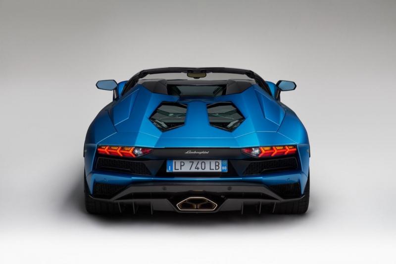 Lamborghini Aventador S Roadster 2017 (10).jpg