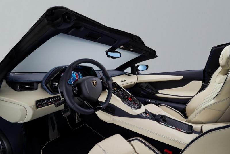 Lamborghini Aventador S Roadster 2017 (6).jpg