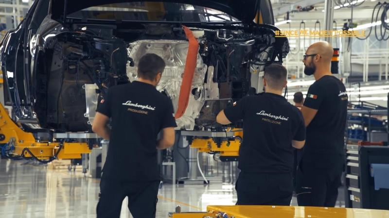 2018-lamborghini-urus-partially-revealed-on-the-assembly-line_12.jpg