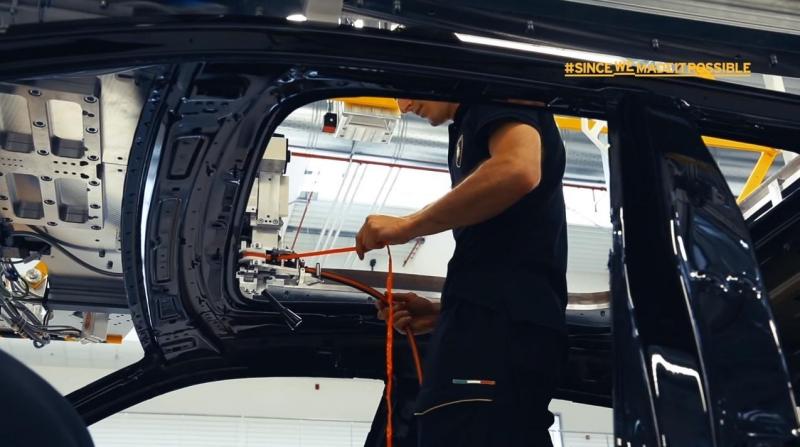2018-lamborghini-urus-partially-revealed-on-the-assembly-line_13.jpg