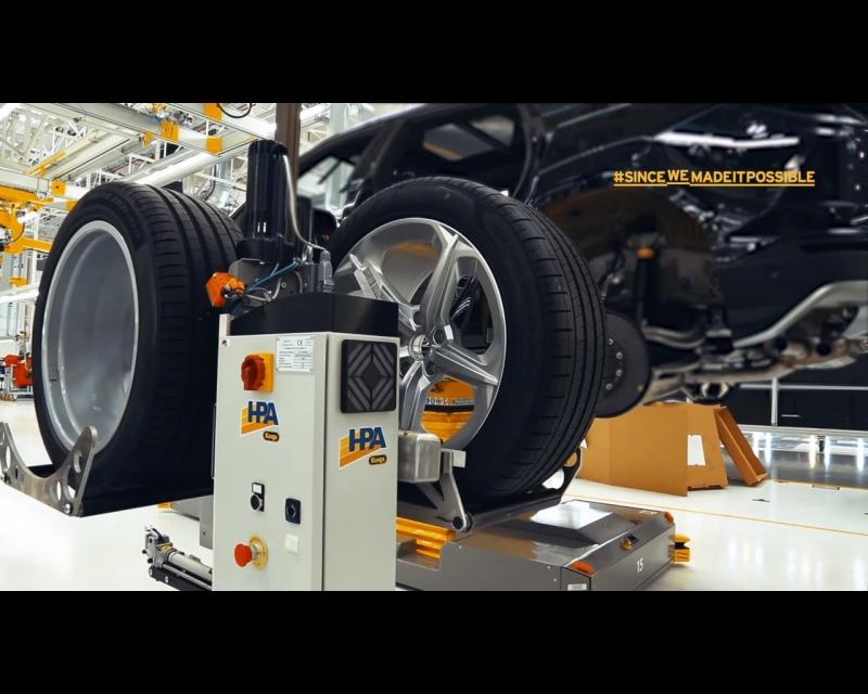 2018-lamborghini-urus-partially-revealed-on-the-assembly-line_4.jpg