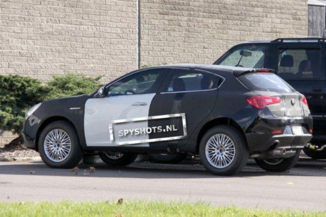 suv_alfa_romeo_jeep_spy.jpg.8621b6060c4be8d548ba5c9bfe72d084.jpg