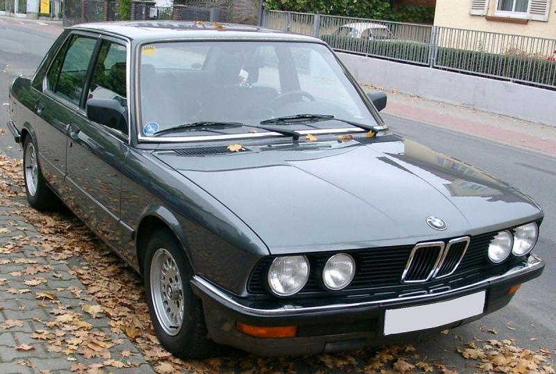 1200px-BMW_E28_front_20071012.jpg