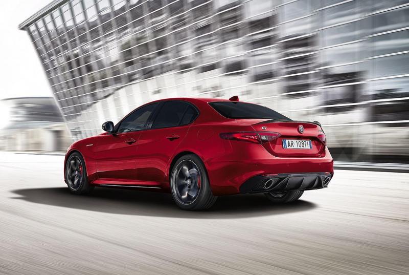 180228_Alfa_Romeo_GIULIA_34rear_VELOCE_TI_red.jpg