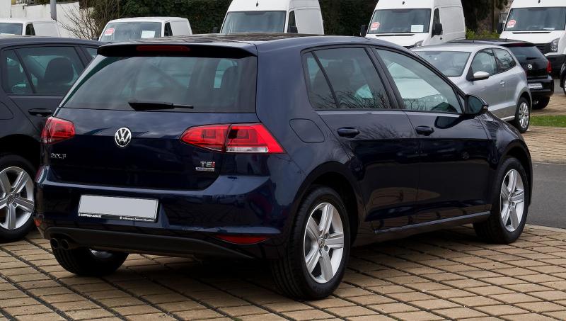 VW_Golf_1_4_TSI_BlueMotion_Technology_Highline_(VII)_–_Heckansicht,_11__Februar_2013,_Düsseldorf.jpg