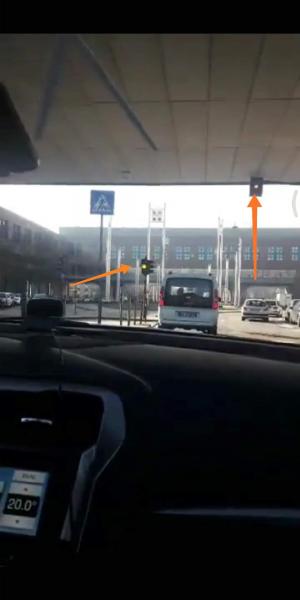Torino Auto guida autonoma passa con il rosso (2).jpg