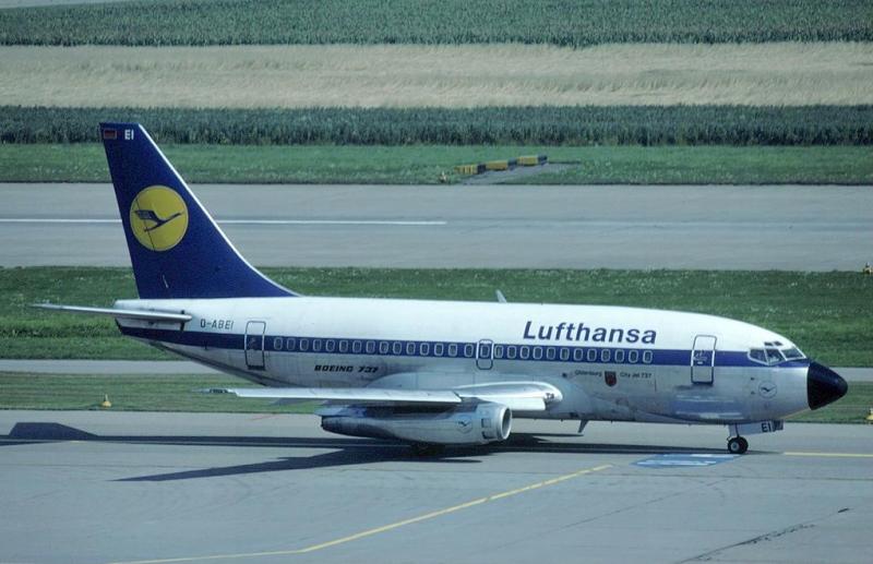 Lufthansa_Boeing_737-100_in_Zurich_1981.jpg