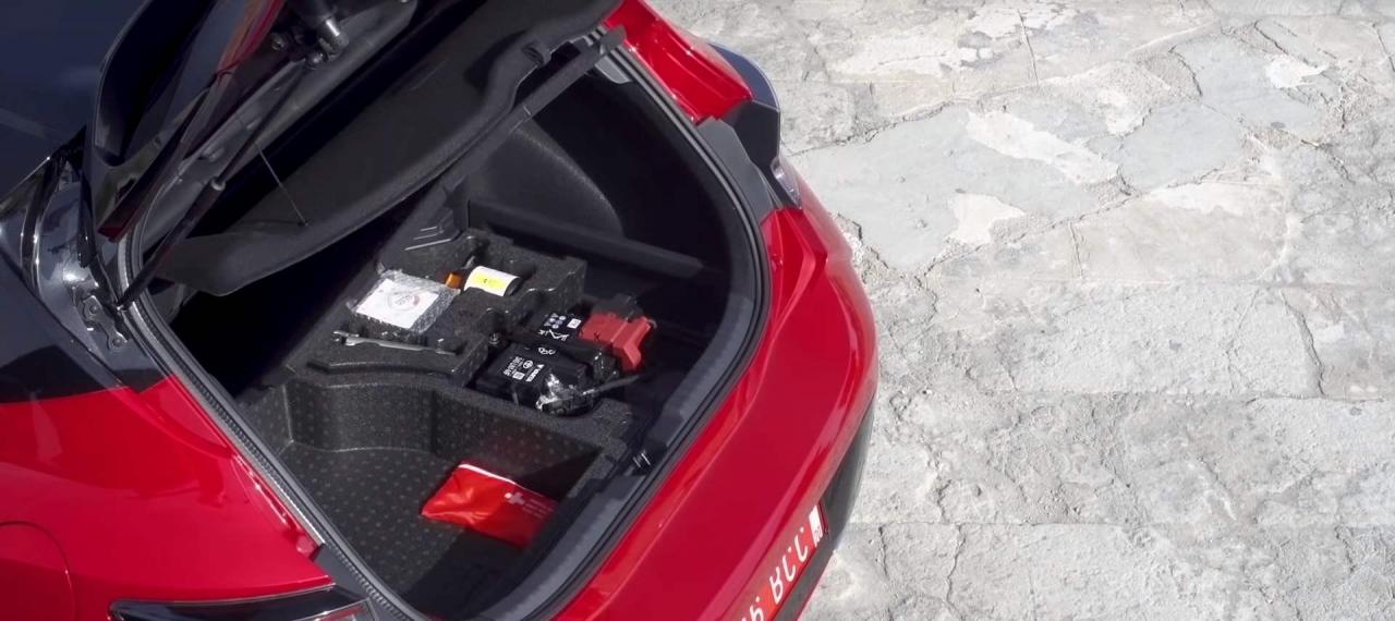 Corolla 2019 2.0 batteria bagagliaio (2).jpg