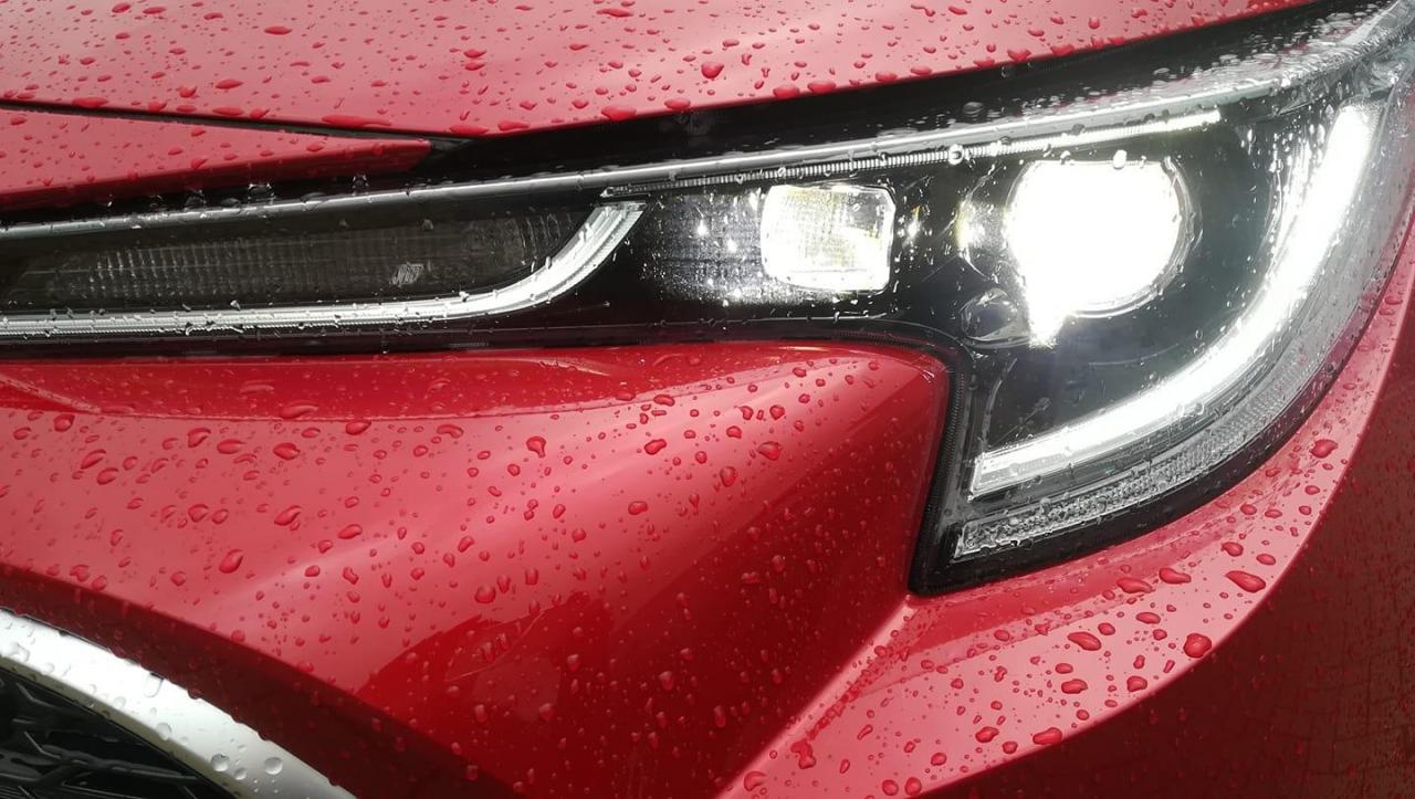 toyota corolla lounge 2019 fari led.jpg