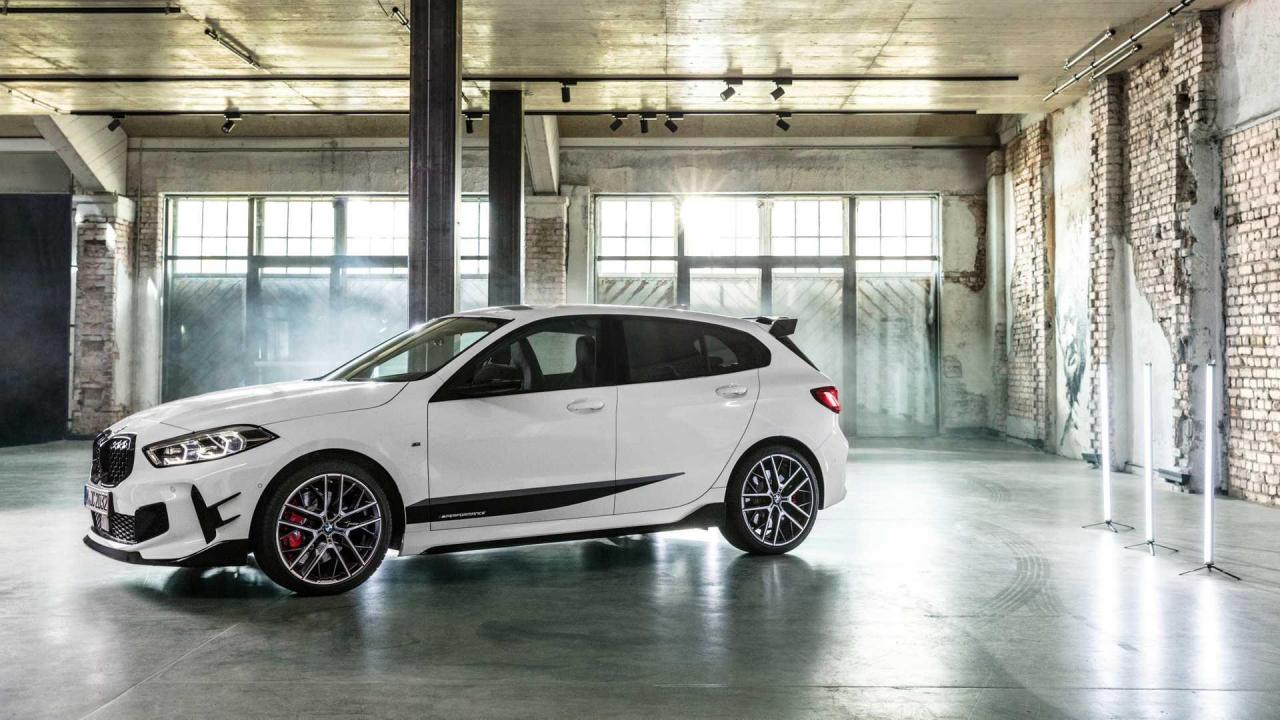 BMW M135i xDrive 2020 F40 con BMW M Performance Parts.jpg
