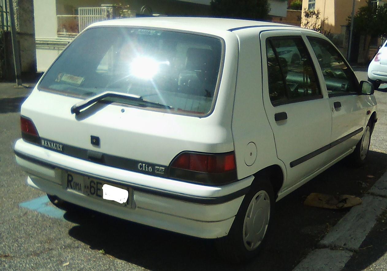 1319525842_RenaultClioRT2_LI.jpg.b40643928e96779f48c8fd87db99035e.jpg
