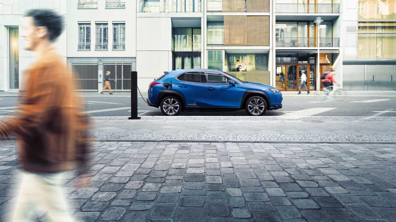 2020-lexus-ux-300e (5).jpg