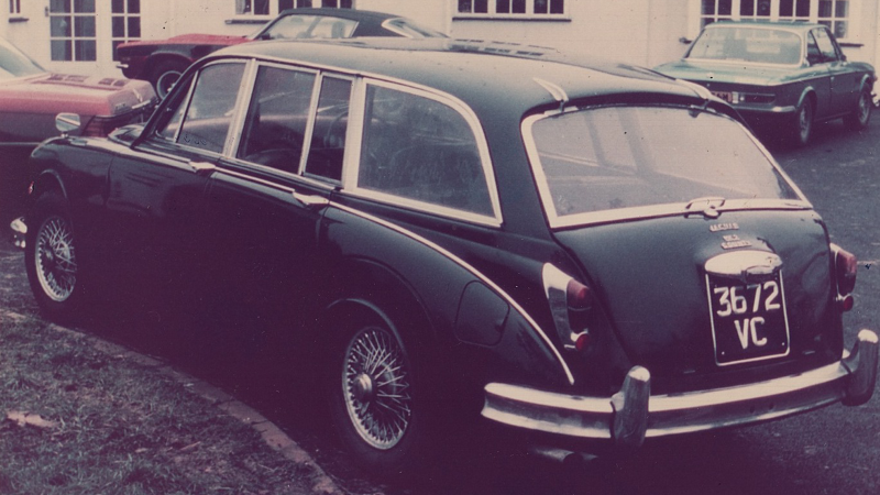 classic_and_sports_car_rare_estates_01_Jaguar_Mk2_country_MB.png