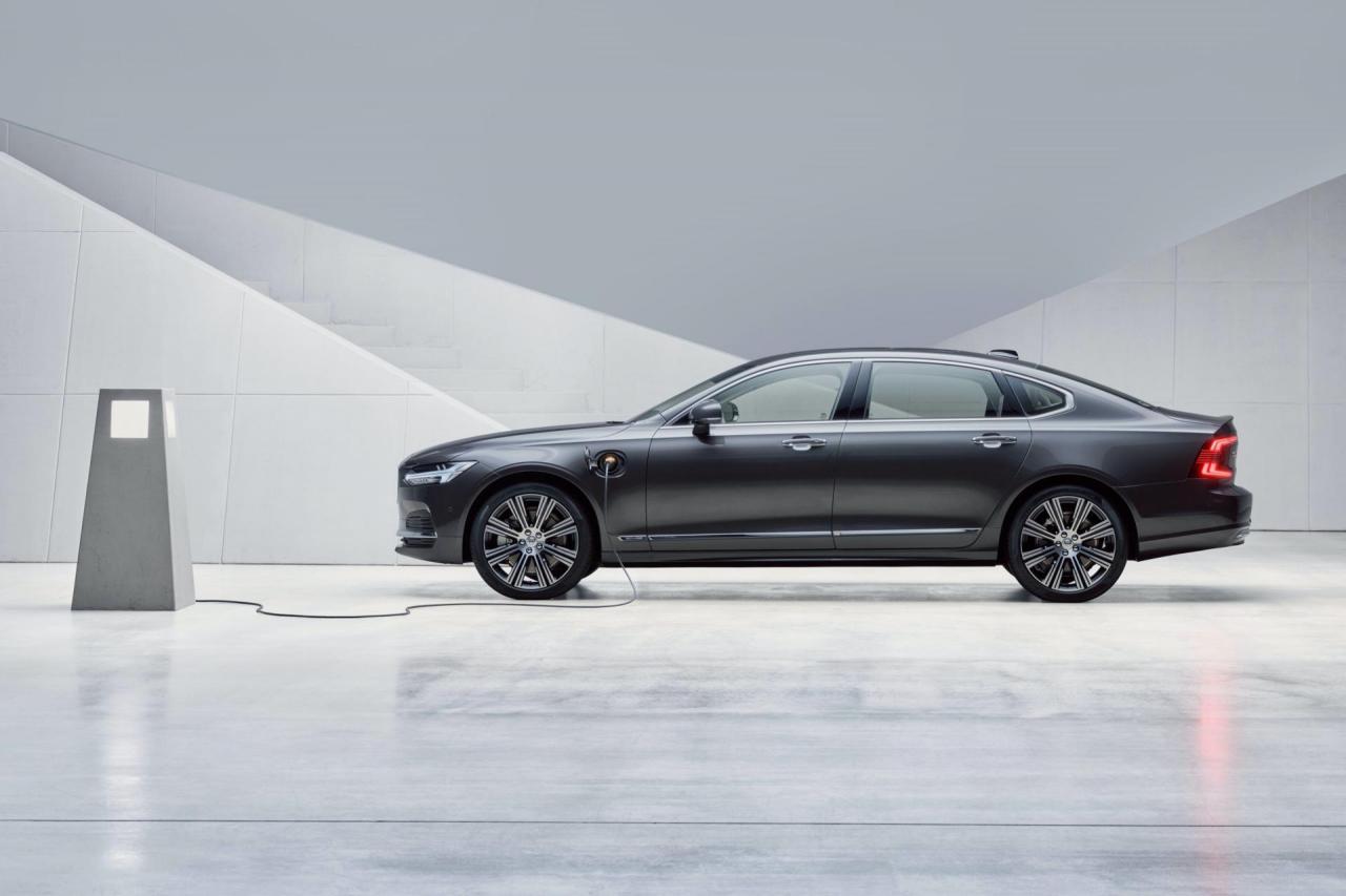 2021-Volvo-S90-Recharge-T8-2.jpg