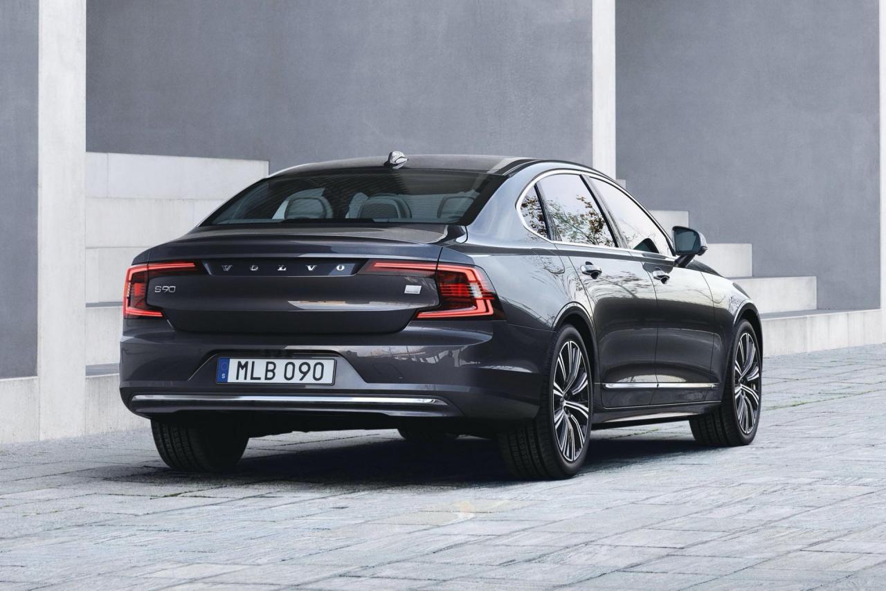 2021-Volvo-S90-hybrid-in-Platinum-Grey-1.jpg