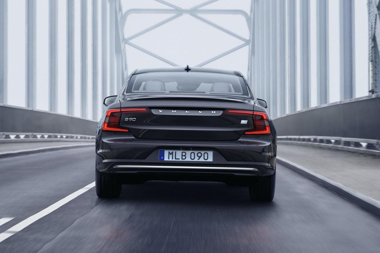 2021-Volvo-S90-hybrid-in-Platinum-Grey-2.jpg