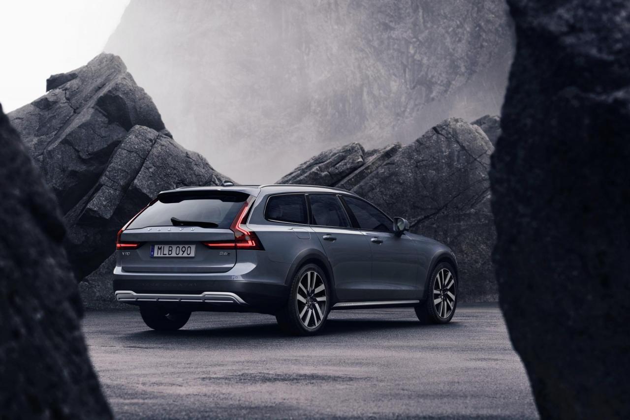 2021-Volvo-V90-Cross-Country-B6-AWD-in-Thunder-Grey-1.jpg