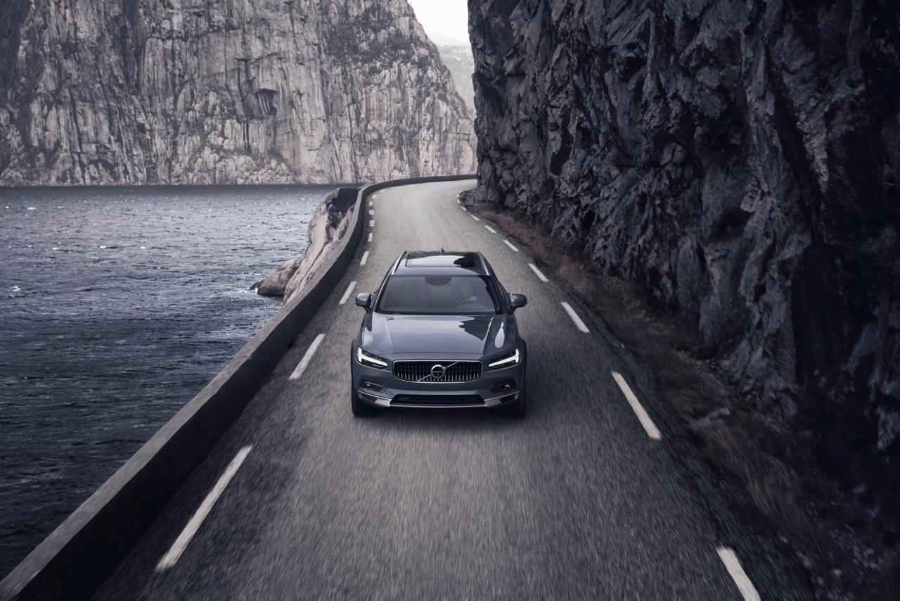 2021-Volvo-V90-Cross-Country-B6-AWD-in-Thunder-Grey-4.jpg