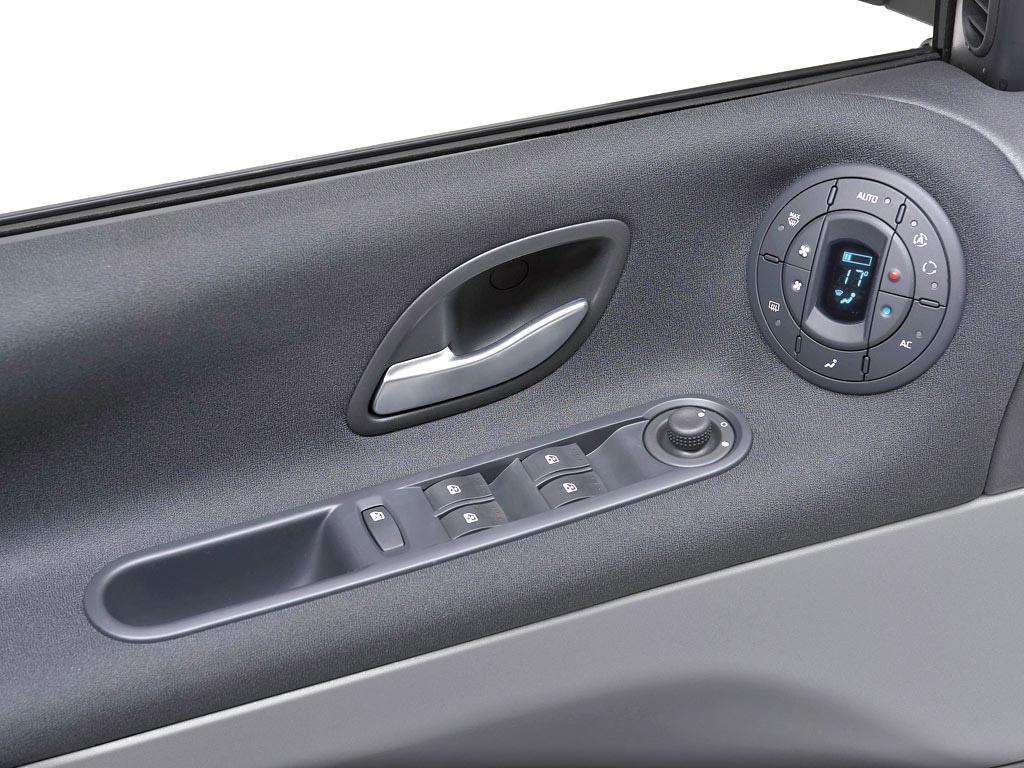 Renault Espace (2006) comando clima su pannello porta.jpg