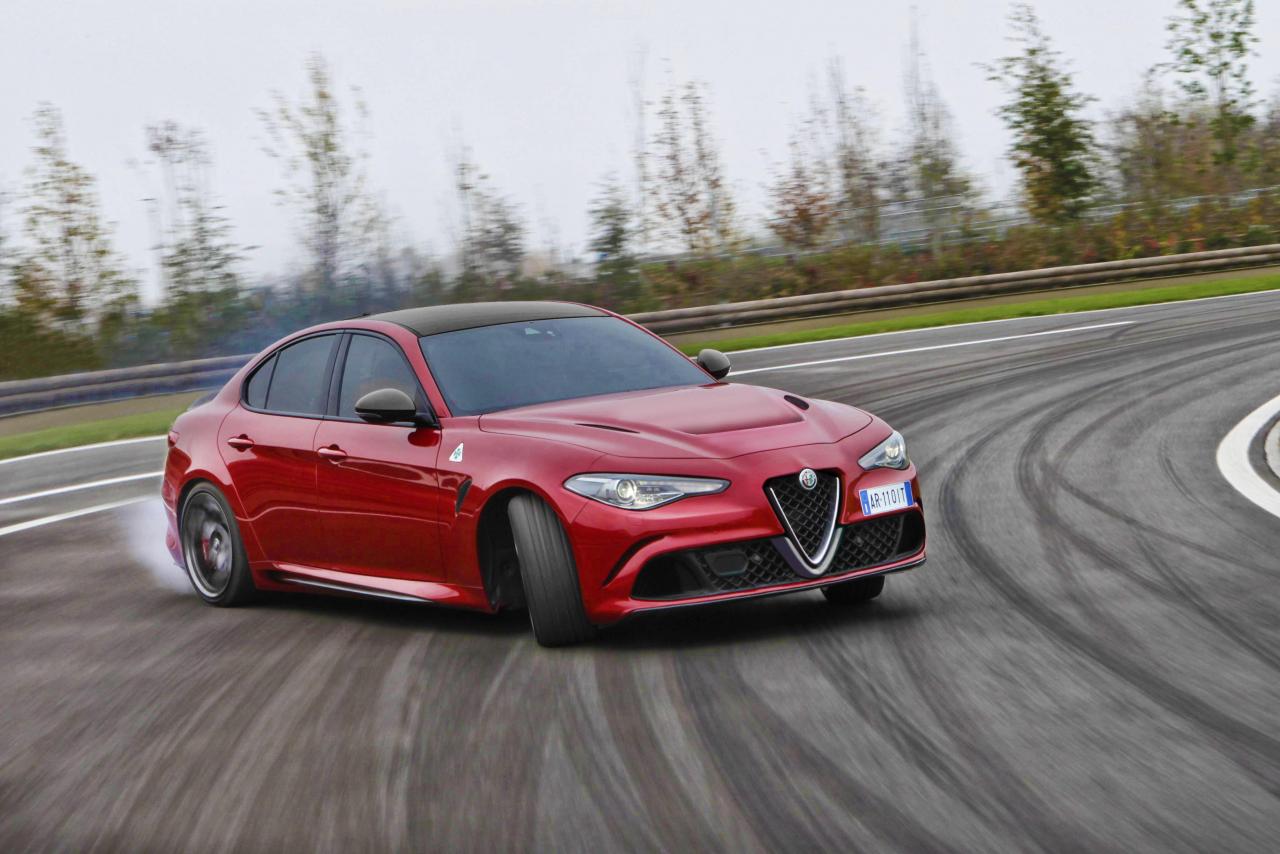 57d2ea390e2163027000b150alfa-roneo-giulia-quadrifoglio 2.jpg