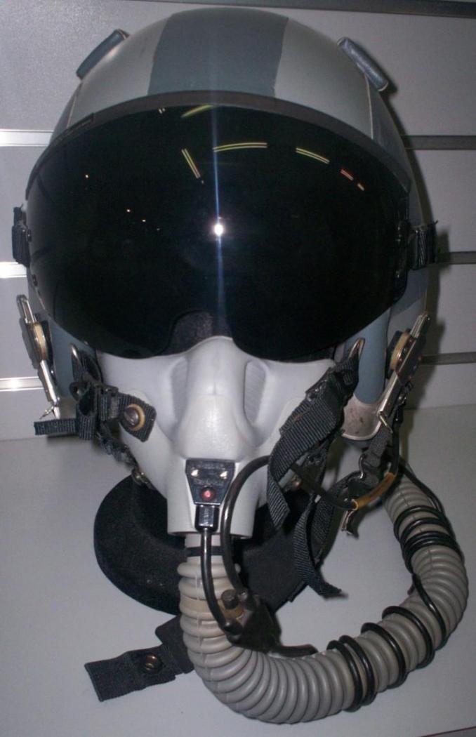 Casco di volo caschi per piloti pilota Aeronautica Militare Italiana AMI maschera ossigeno aeronautiche 5.jpg