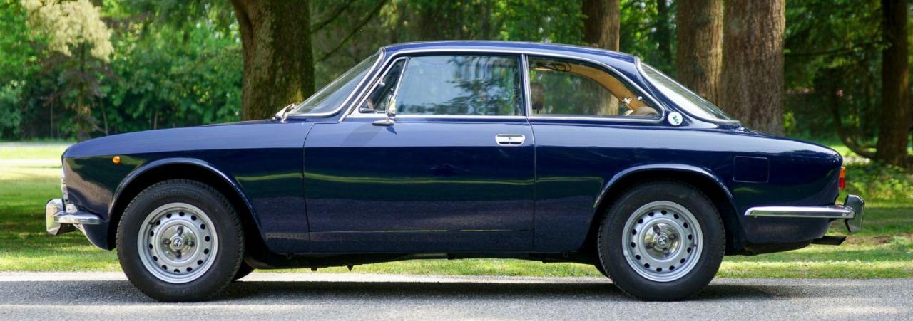 xalfa-romeo-giulia-gtv-2000-bertone-dark-blue-02-a87e2c5a.jpg.pagespeed.ic.lULkkcTZzS.jpg