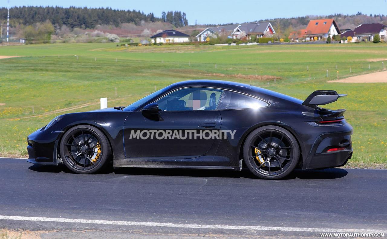 2021-porsche-911-gt3-spy-shots--photo-credits-baldauf-sb-medien_100744104_h.jpg