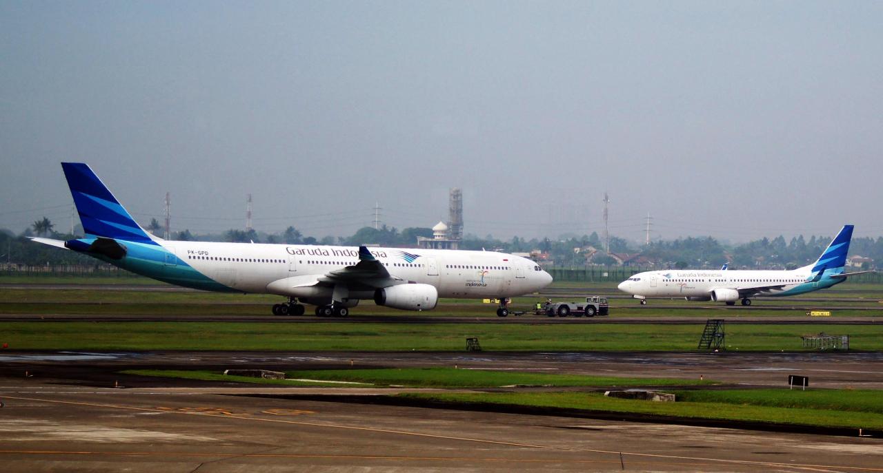 Garuda_Indonesia_Airbus_A330-341_and_Garuda_Indonesia_Boeing_737-86N;_@CGK_2014_(14805908771).jpg