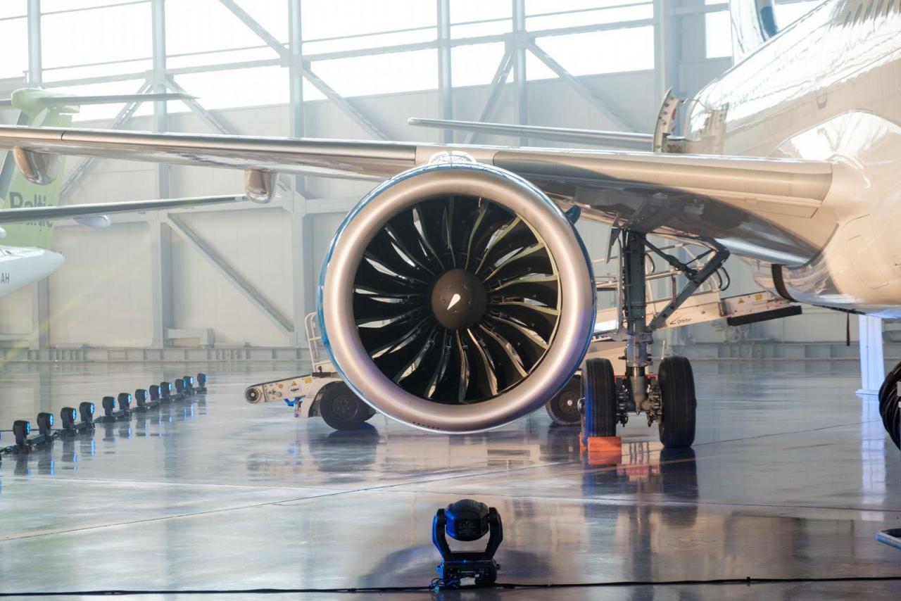 Bombardier_CS100_(22836277953).jpg
