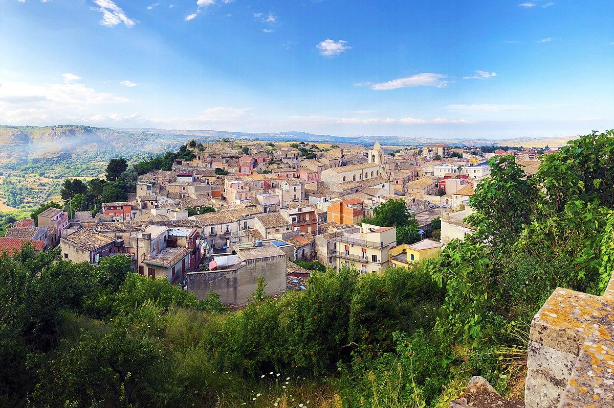 1200px-Scorcio_di_Palazzolo_con_il_castello.jpg.490abb6d03b10c79a5b737cba2044dfa.jpg