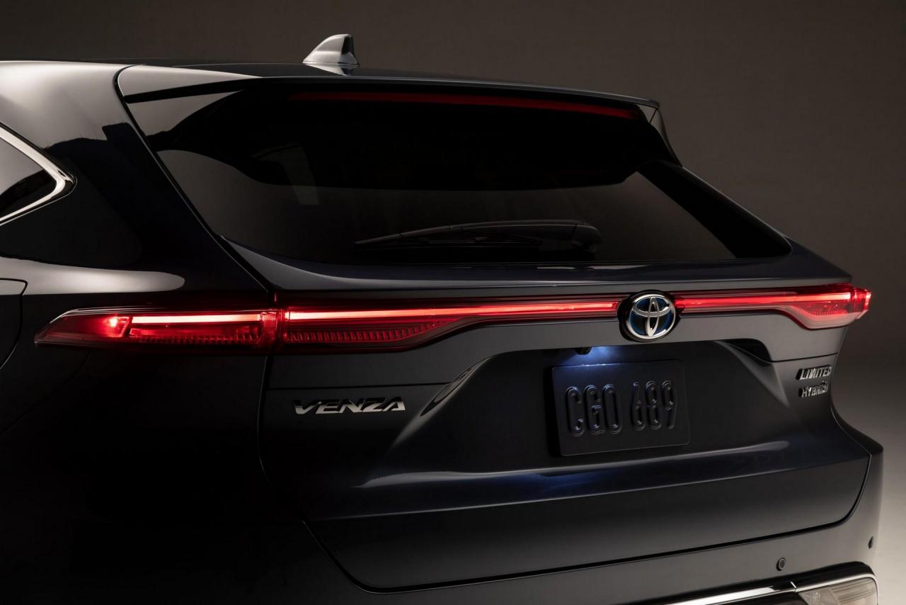 2021-Toyota-Venza-12.jpg