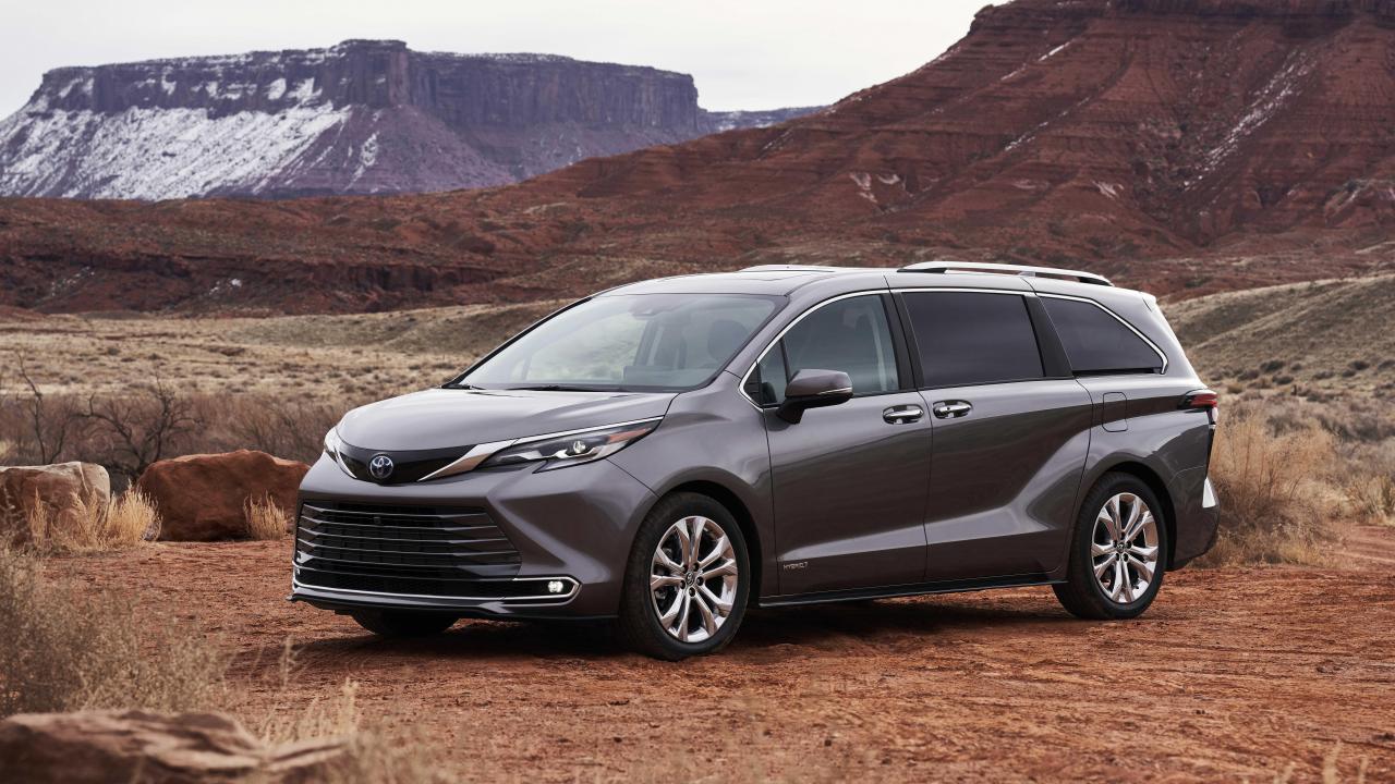 2021_Toyota_Sienna_Platinum_01.jpg