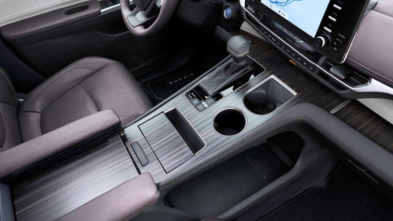 2021_Toyota_Sienna_Platinum_014.jpg