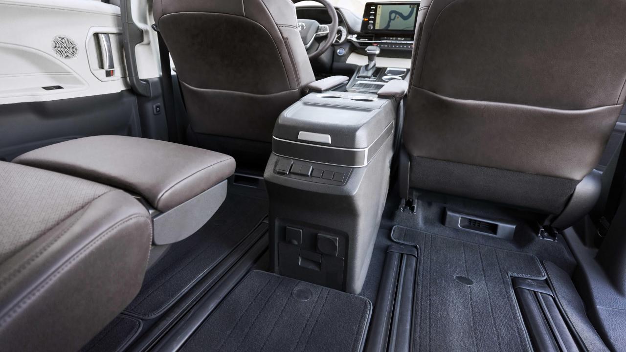 2021_Toyota_Sienna_Platinum_015.jpg