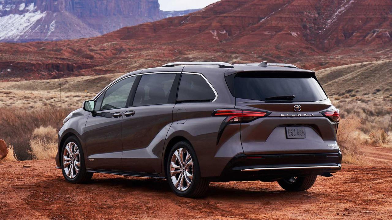 2021_Toyota_Sienna_Platinum_05.jpg