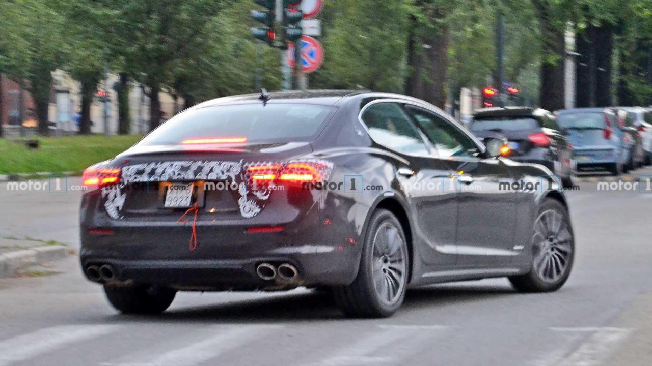 296774408_2021-maserati-ghibli-facelift-spy-photo(1).thumb.jpg.337b320bf5868cc59a9cc7e1aeb0b3ff.jpg