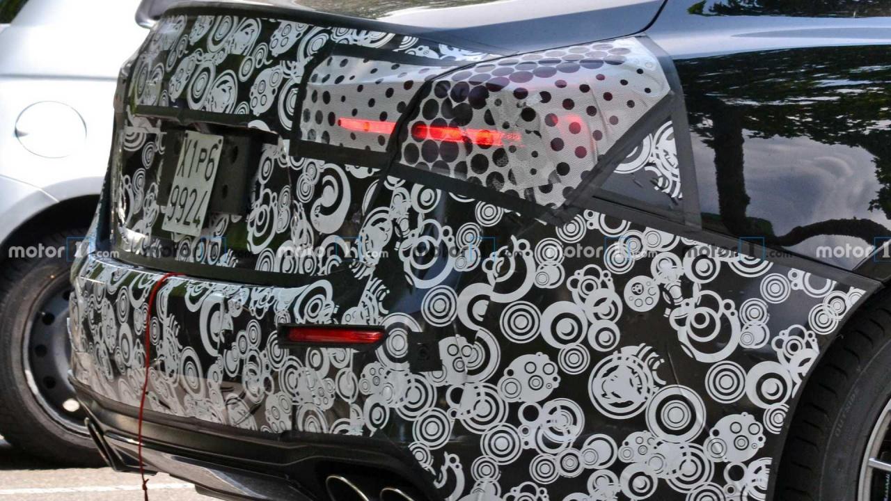 944222728_2021-maserati-ghibli-facelift-spy-photo(8).thumb.jpg.5b86c2d5a59571fa7d87cc29314cca97.jpg