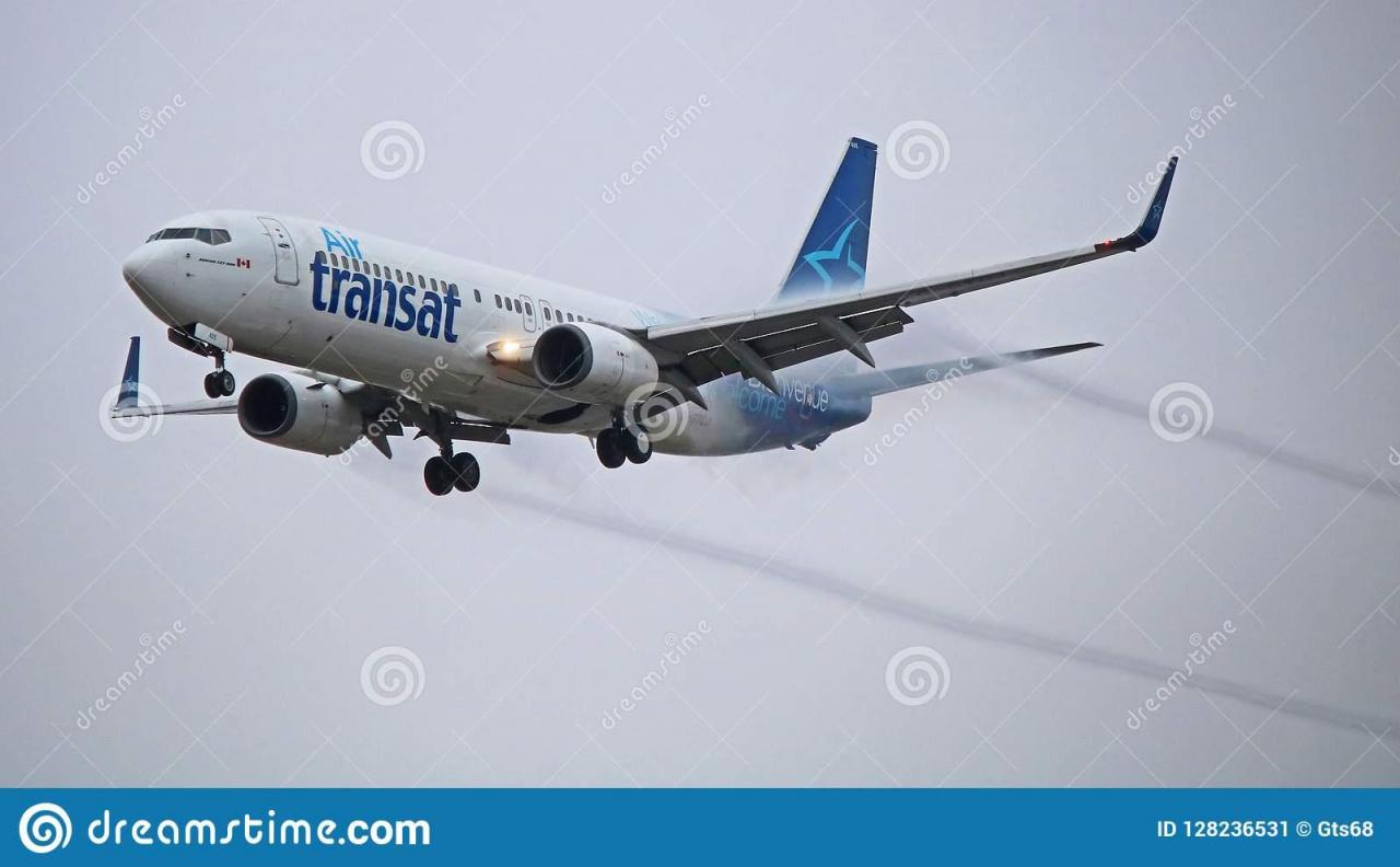 air-transat-boeing-contrails-final-approach-coming-landing-toronto-pearson-international-airport-yyz-128236531.jpg