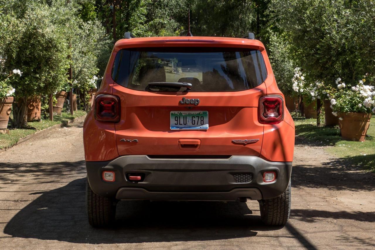 b02cb8d9-cd96-45a8-ba45-40b48c18be3e-jeep-renegade-2019-06-exterior--orange--rear--trees.thumb.jpg.57663066f89f784753ed2a55f977e004.jpg