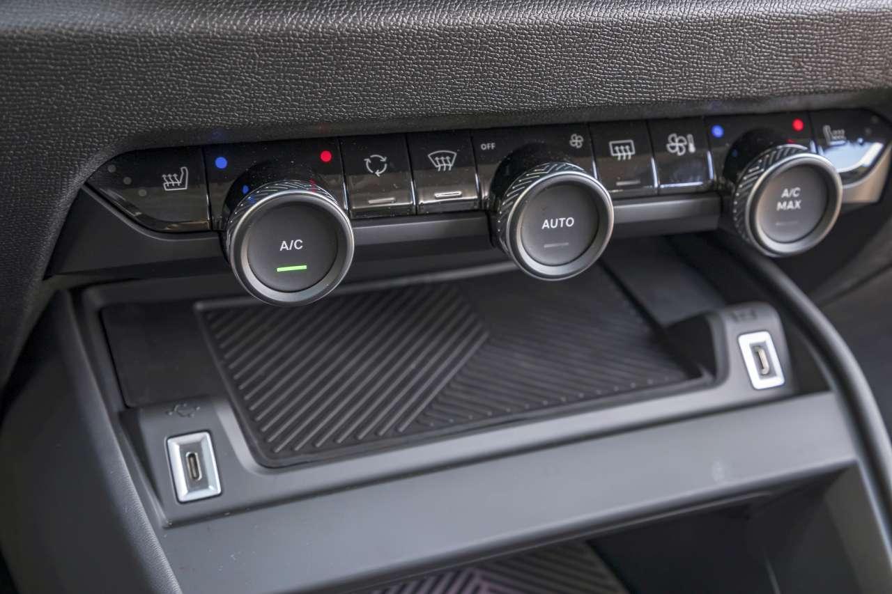 citroen-c4-2020-18_3.jpg.93a765f64a78c046283744f00839ed64.jpg