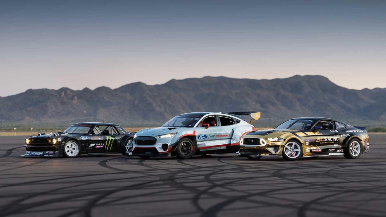 ford-mustang-mach-e-1400-posing.jpg