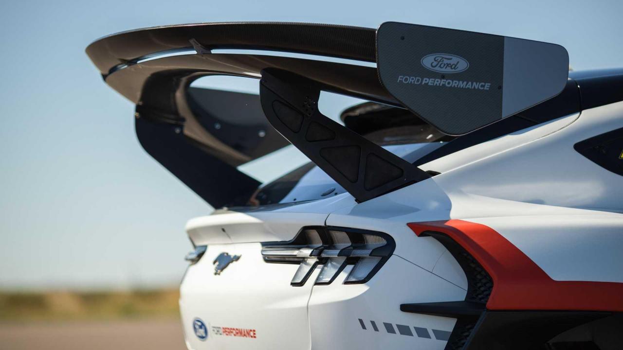 ford-mustang-mach-e-1400-rear-wing.jpg