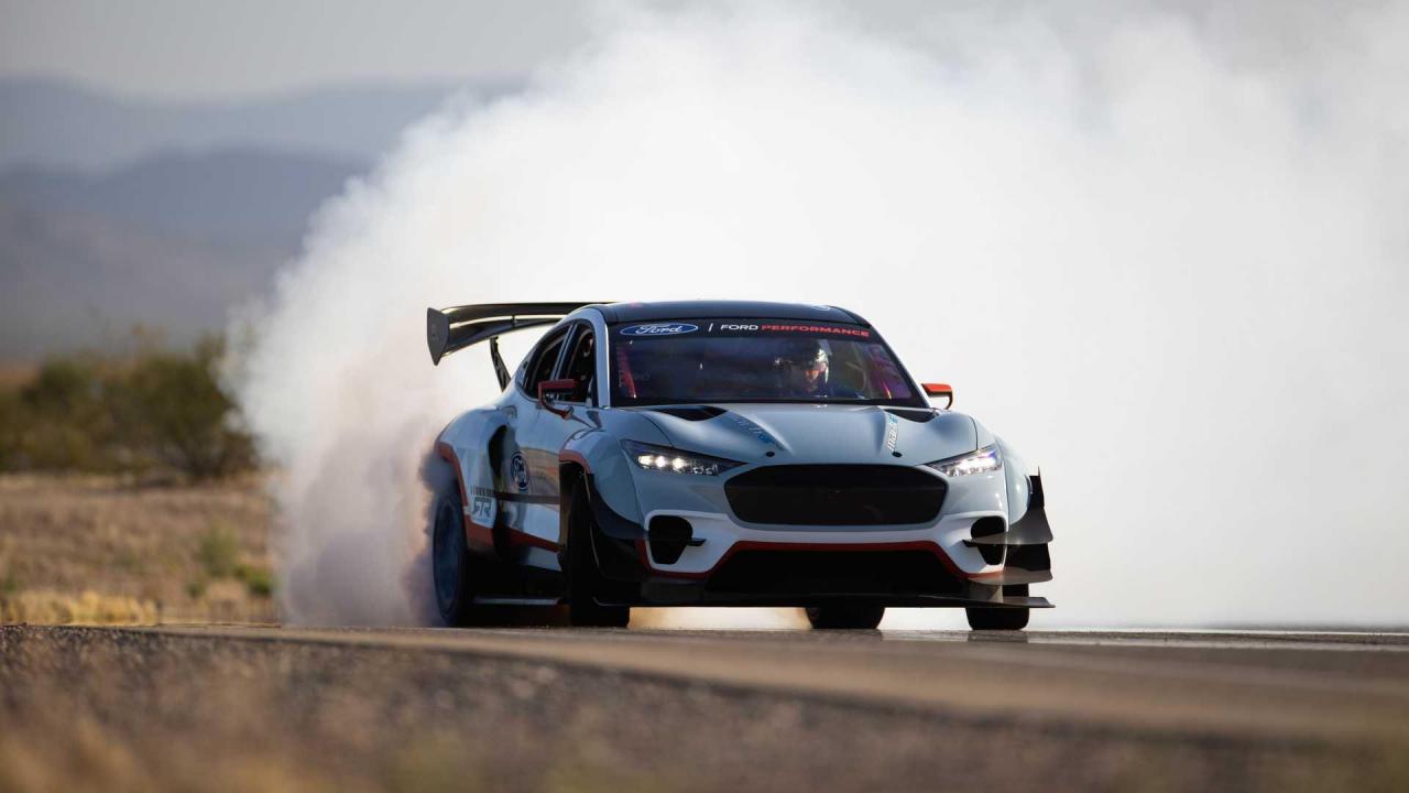 ford-mustang-mach-e-1400-smoke-front.jpg