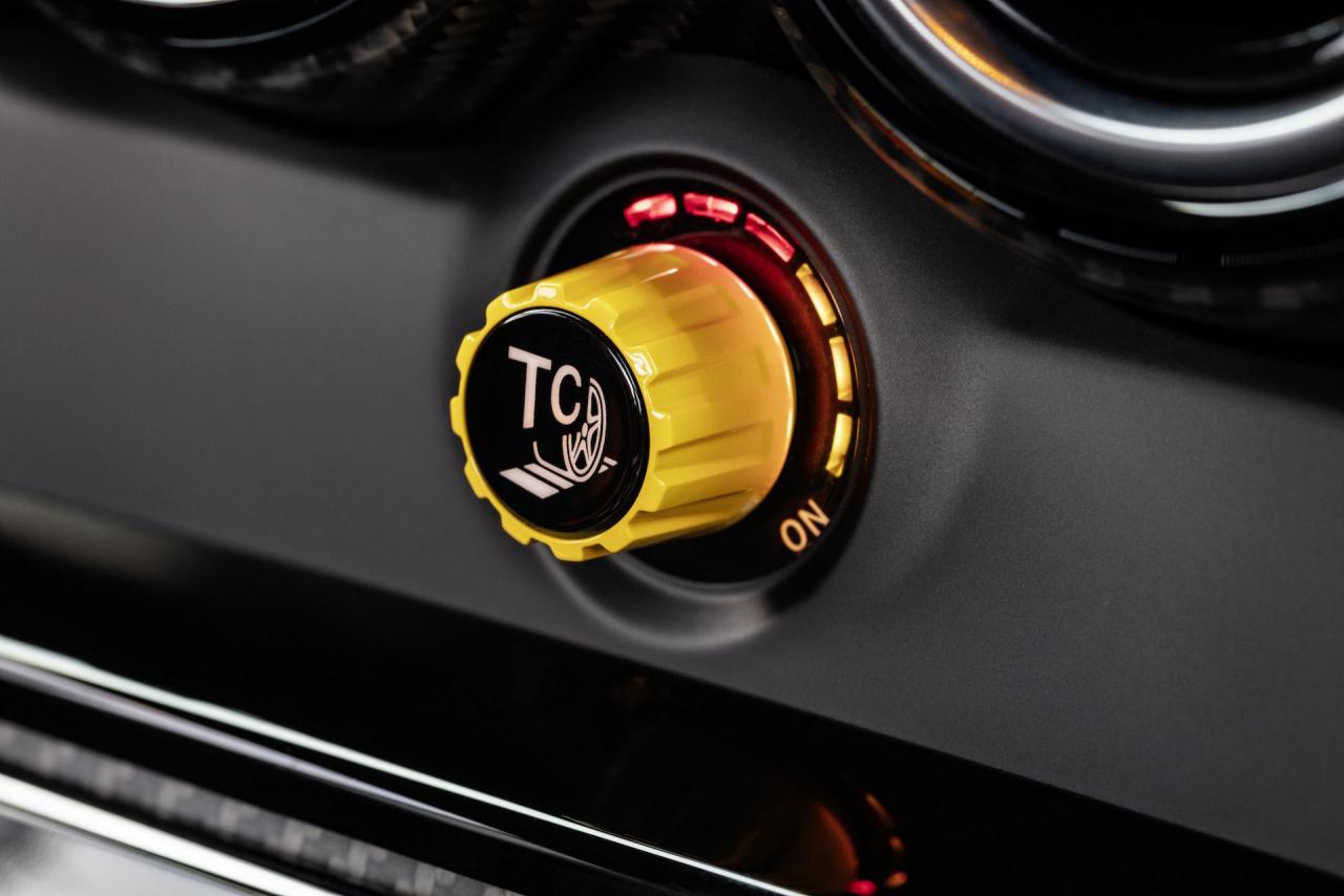 mercedes-benz-amg-gt_100752373_h.jpg